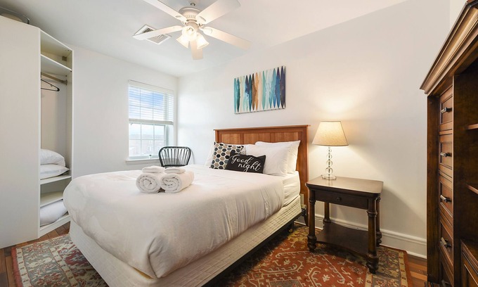Bloomfield Appartement | ♥West Penn Hospital★ 5★Location ♛Queen Bed~Parking-Elevator-Central Location