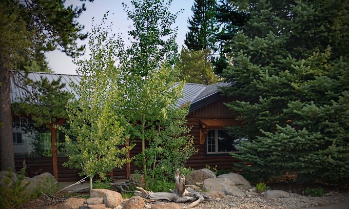 West Yellowstone Cabine | West Yellowstone Lodging - Cabine Two Feathers, spacieuse et d'une propreté éclatante!
