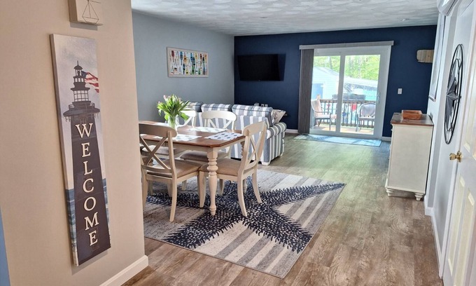 Westerly Appartement | Westerly Getaway- Short drive to the beach, Walk to Downtown Shops & Restaurants