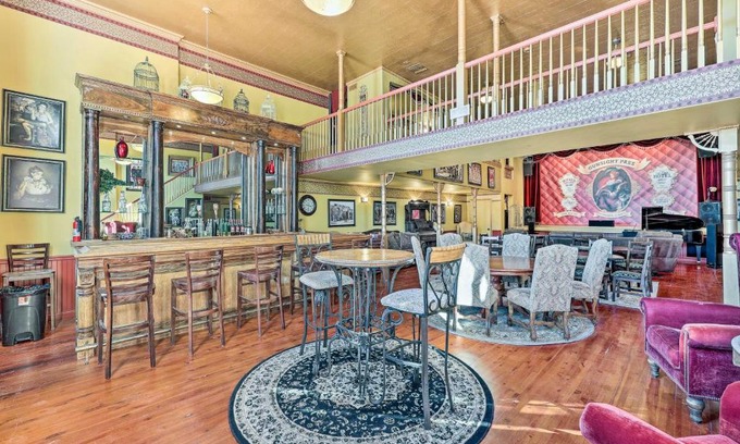 Fort McDowell Maison | Western Adventure with Saloon and Movie Theatre