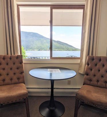 Grand Lake Hôtel | Western Riviera Lakeside Lodging