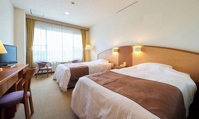 Soja Hôtel | Westernstyle twin room with bathroom and toilet / Soja Okayama
