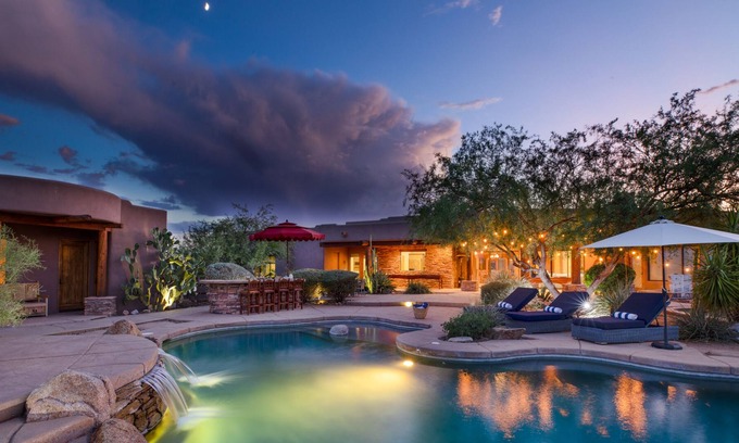 Sunrise Desert Vistas Villa | 7 BR Oasis du désert avec vue imprenable sur la montagne, piscine et terrain de basketball Avant by AvantStay
