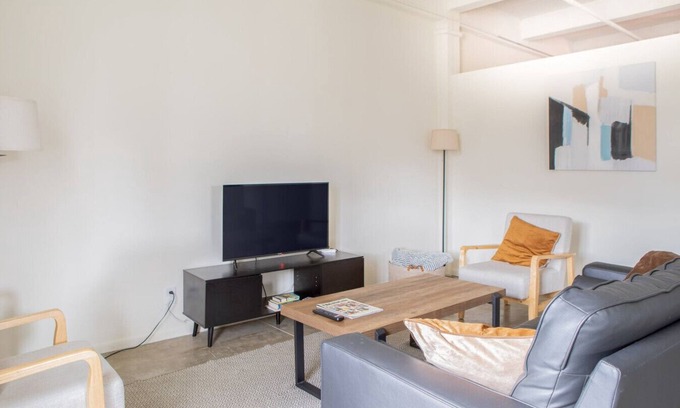 Westown Appartement | Westown 2BR Apt Near Fiserv, Baird, and Theater District
