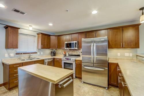 Lake Delton Maison | WFC IV Adults or Families Lakefront View