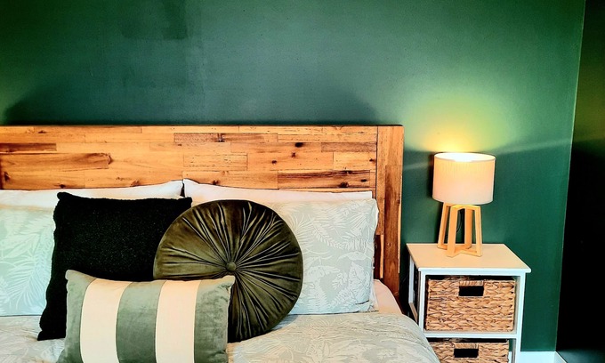 Motueka Lit Et Petit-Déjeuner | Whakatā Place - Peaceful, Chic, Central Retreat Near Beaches, Parks & Adventure!