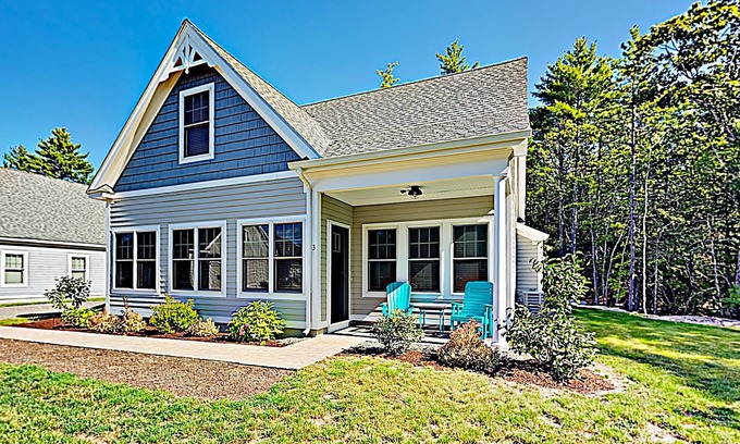 Arundel Cottage | Whale Song Accessible Cottage - Near Beaches w/ Resort-style Pool