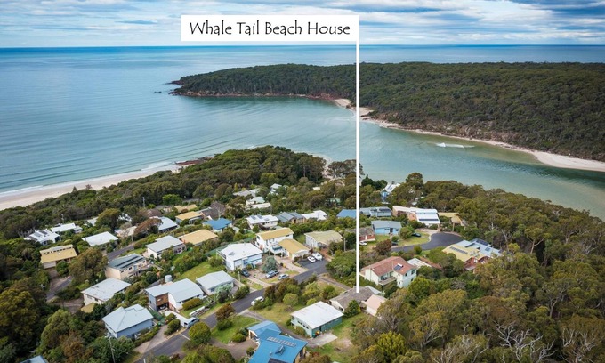 Pambula Beach Maison | Whale Tail Beach House - 5 min walk to Dog Beaches & Pambula River!
