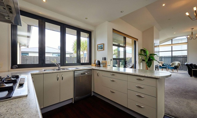 Kaikoura Maison | Whanau Retreat - Beautiful Home, Sunshine on McRae