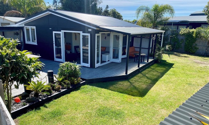 Whangamata Maison | Whangamata: Quintessential ‘Kiwi Bach' near the beach and surf club