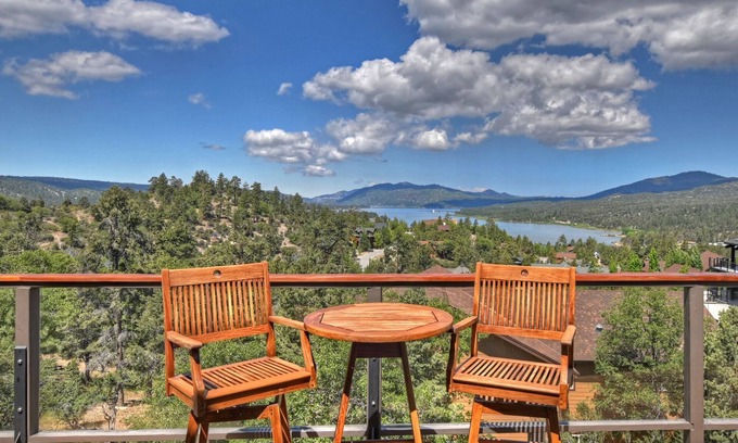 Castle Glen Estates Cabine | Quelle vue: Castle Glen Estates: Lake & Mountain Views! Jacuzzi! BBQ au propane! Ping pong!