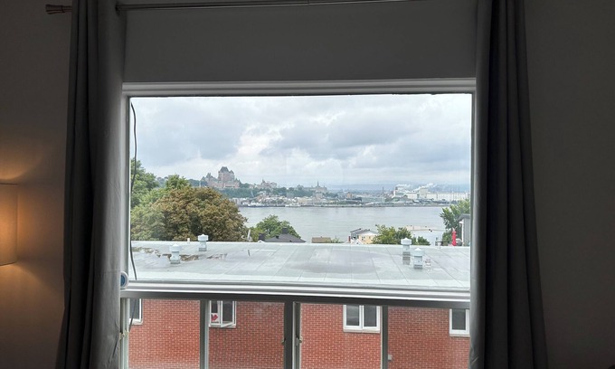 Levis Appartement | Quelle Vue!!! Chateau, Balcon vue incroyable sur le Chateau! Parking gratuit!