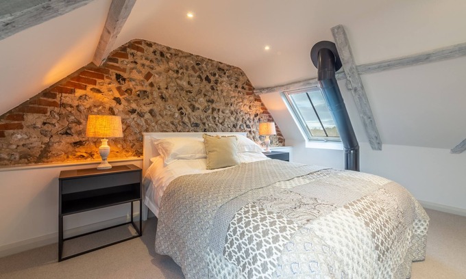 Aldborough Appartement | Une fabuleuse grange transformée en bijou pleine de caractère avec poutres apparentes
