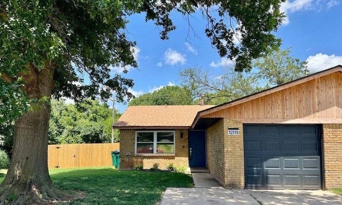 Yukon Maison | Where Buffalo Roam. Sleeps 5. Wi-fi. Fenced yard.