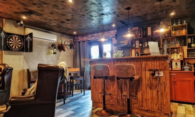 Patchway Appartement | Where Good Times Await: Stay and Play at Our Charming Pub Guest House!