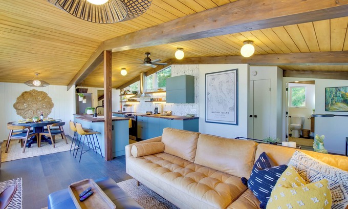 Lagoon Point Maison | Whidbey Island Oasis: Walk to Beach, Hot Tub, View