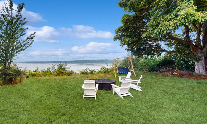 Langley Maison | Whimsical 1940s waterview gem with sweeping sea views, wildlife, & near town