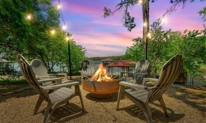Murchison Maison | Whimsical Lake Retreat! Kayak, SUP, Arcade, maui mat! Canton/Tyler Sleeps 11