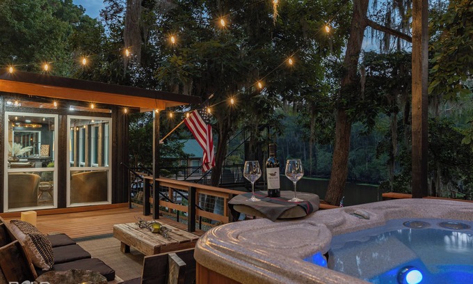 Jefferson Cabine | The Whiskey Barrel Lakeside, with Hot Tub, Kayaks, & Game room