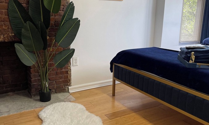 Downtown Newark Appartement | Whisper City Love A 30 min Electrifying Escape near NYC's Pulsating heart!