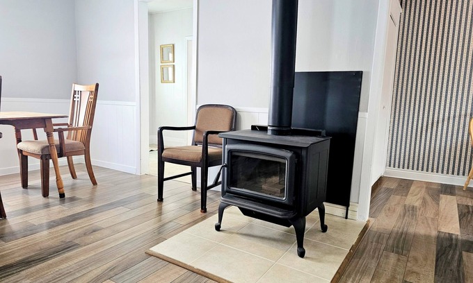 Charlotte's Shore Autre | Whispering Meadows Manor is a 4 bedroom 1.5 bath country home