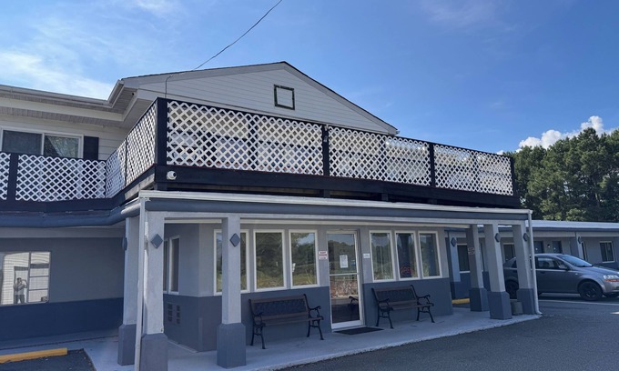 White Stone Hôtel | Whispering Pines Motel