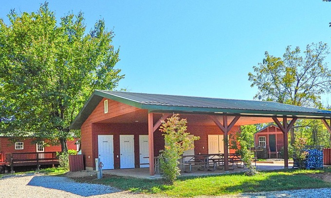 Leasburg Cabine | Whispering Pines Group cabin rental near Meramec River