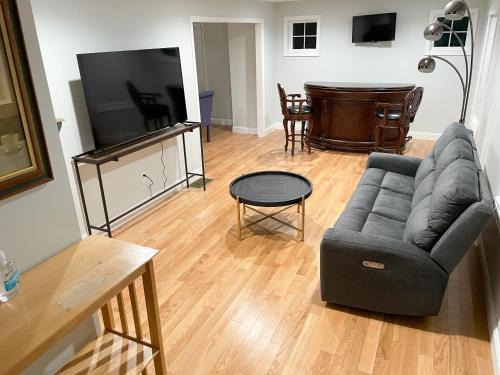 Kingston Maison | Whispering Pines Spacious Home Fire Pit Mod Location Pet ok by Vacation Your Way