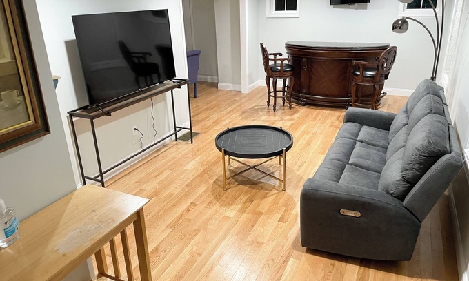 Kingston Maison | Whispering Pines Spacious Home Fire Pit Mod Location