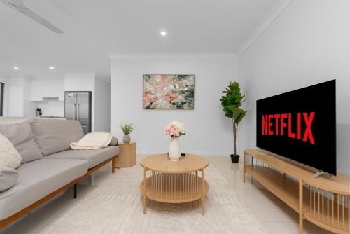 Pimpama Maison | Whispering Pines - Stylish 3BR Duplex close to M1