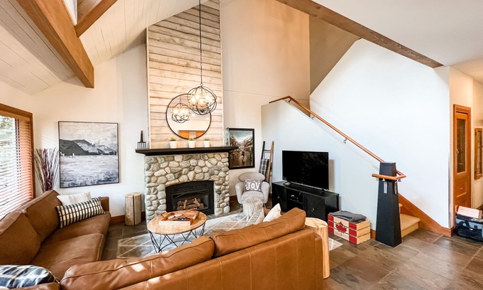 Village North Maison | Meilleur Whistler Village Executive Townhome quatre chambres avec bain à remous privé!