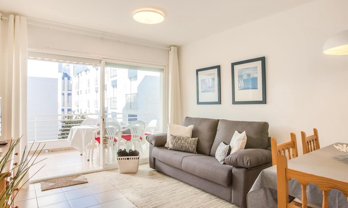 Tossa de Mar Appartement | WHITE APARTMENT with TERRACE, AC & PARKING, NEAR BEACH