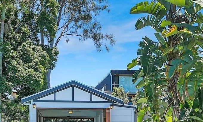 Coorparoo Maison | White Hill Bungalow Poolside Fun for Families