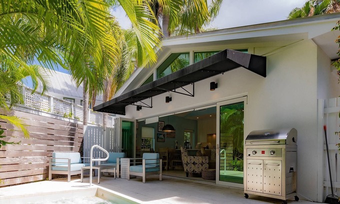 White Street Gallery District Maison | White Ibis: Charming 2BR Key West Home, Pool, Ideal for Downtown & Beach Fun, Dog-Friendly Retreat!