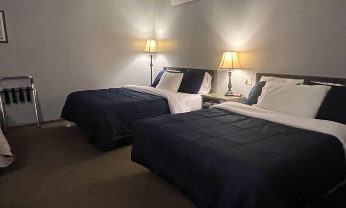 White Lake Cabine | White Lake Lodge - 2 Queen - Room 3 - Sleeps 4