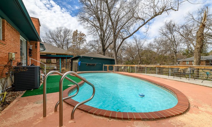 White Rock Hills Maison | 6 Queen Bed Home Near White Rock w/ POOL & DECK!