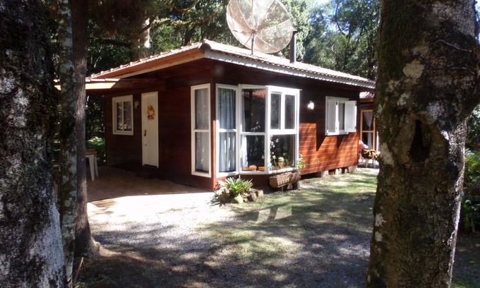 Gramado Maison | Chalet de neige blanche dans le coin de la pelouse de la montagne