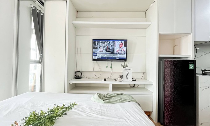 Serpong Appartement | White Tone Studio At Amazana Serpong Apartment