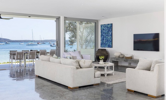 Corlette Maison | Whitehouse On The Water - Palatial Home on Idyllic Beach