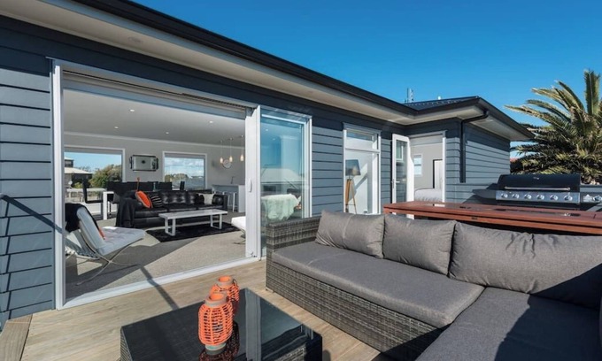 Papamoa Beach Maison | Whitesands Beach House