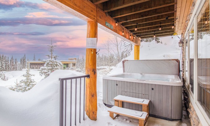 Big White Ski Resort Maison | Whitetail 1 | 5 Bdrms, 3 Levels + Ski-In with Year Round Hot Tub!