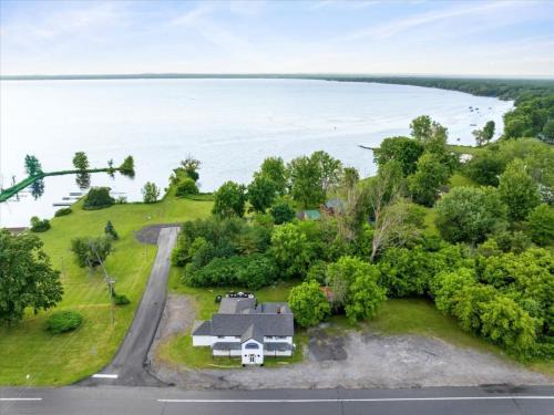 South Bay Maison | Whitewater The Genoa on Oneida Lake Sleeps 8