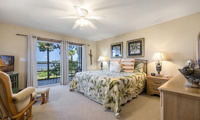 Cedar Key Maison | Whitman Point Townhome Unit A is Gulf Front with Sunsets & fishing pier