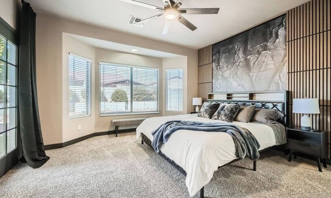 Avondale Maison | Whitton House | Hot Tub + Fire Pit + Pets OK