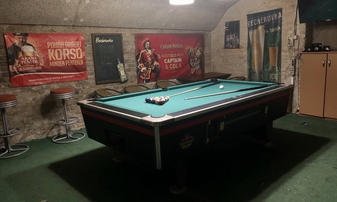 Ferencvaros Appartement | Sous-sol entier ancien pub2 pour enterrement de vie de garçon / 20 pers.