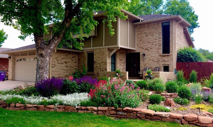 Bear Valley Maison | Whole Denver Home, close to it all!