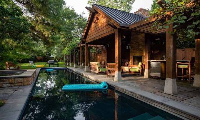 Clintonville Maison | Whole house-Backyard oasis-sleeps13