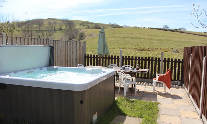 Tregaron Maison | Whole house sleeps 5, private garden with hot-tub, pet friendly.