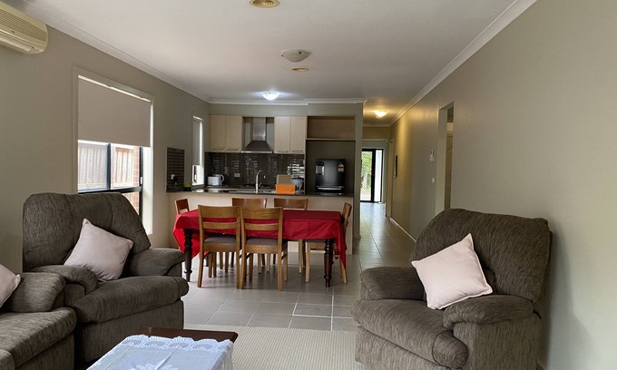 Kurunjang Maison | Whole House with 4 Queen Beds - Closer to Melbourne Airport - 8 Guests