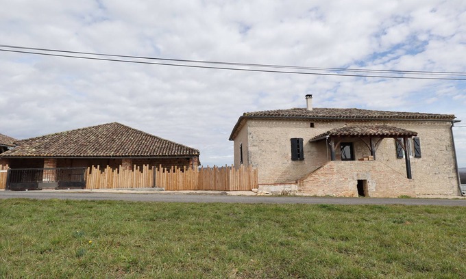 Castelnau-Montratier-Sainte-Alauzie Maison | Whole house with old farmhouse south of Cahors